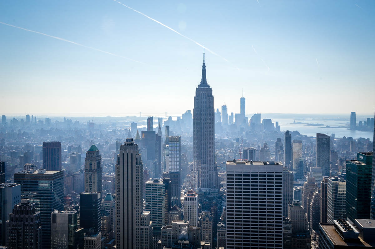 New York City Blick auf das Empire State Building und Lower Manhattan von der Aussichtsplattform am Rockefeller-Center