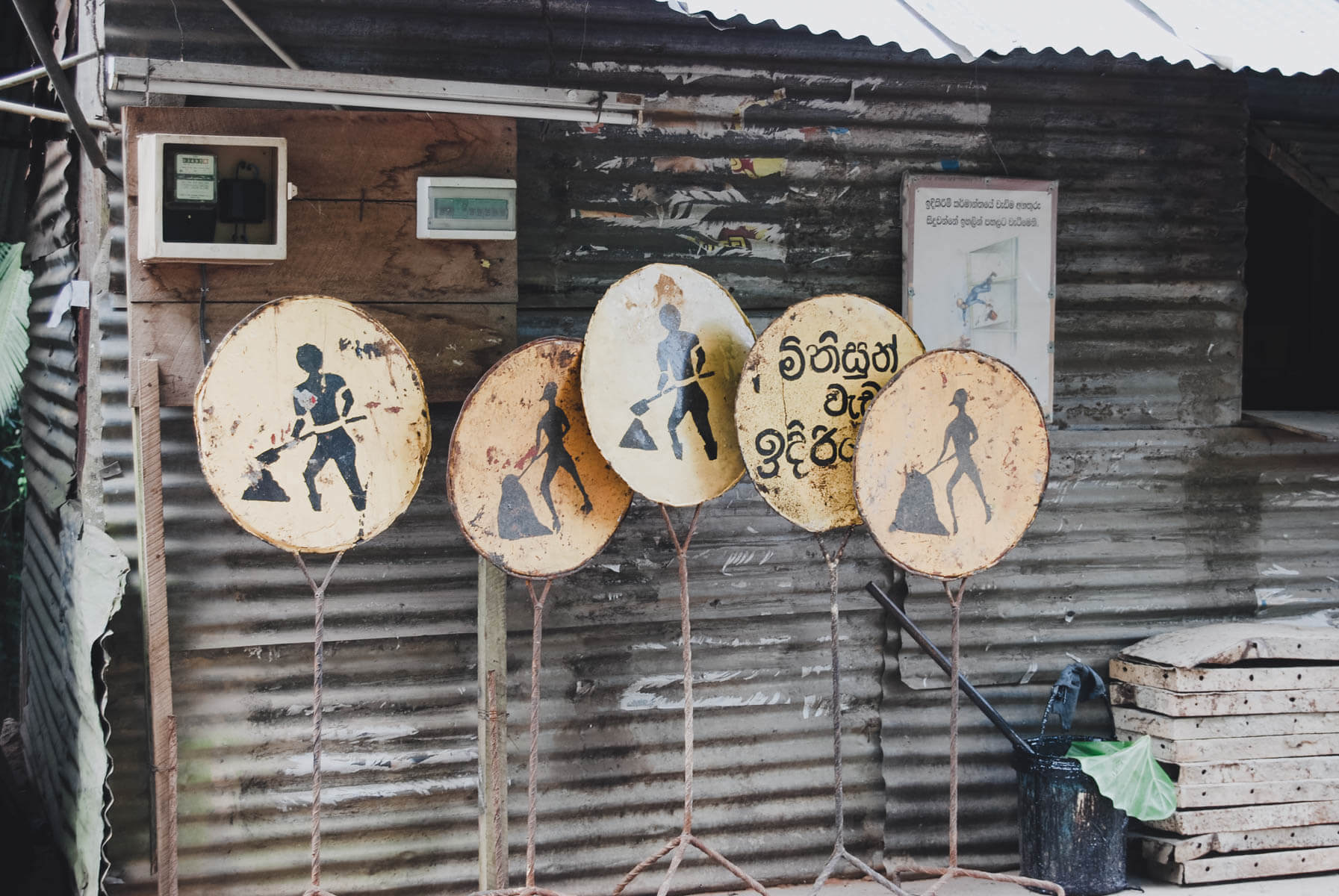 Straßenarbeiten Straßenschilder in Sri Lanka