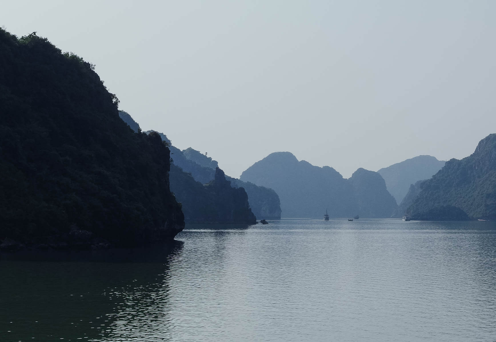 Majestätische Feslen ragen aus dem Wasser der Halong-Bucht im Norden Vietnams