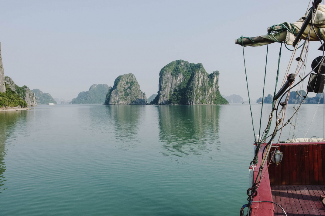 Schiff und Felsen in der Halong-Bucht Vietnam