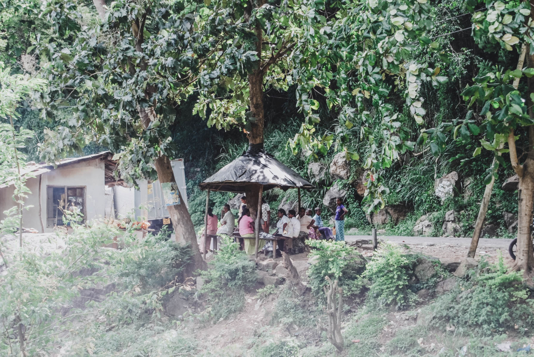 Einheimische essen in einer kleinen Hütte am Straßenrand Sri Lanka