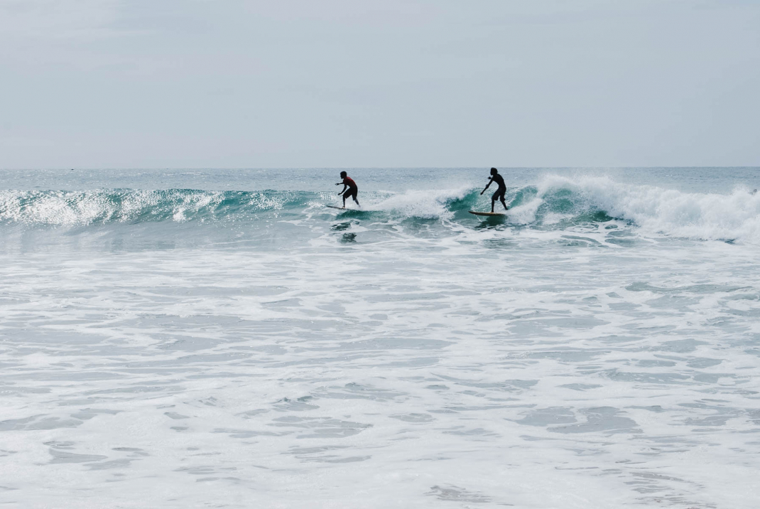 Zwei Surfer in den Wellen in Arugam Bay Sri Lanka