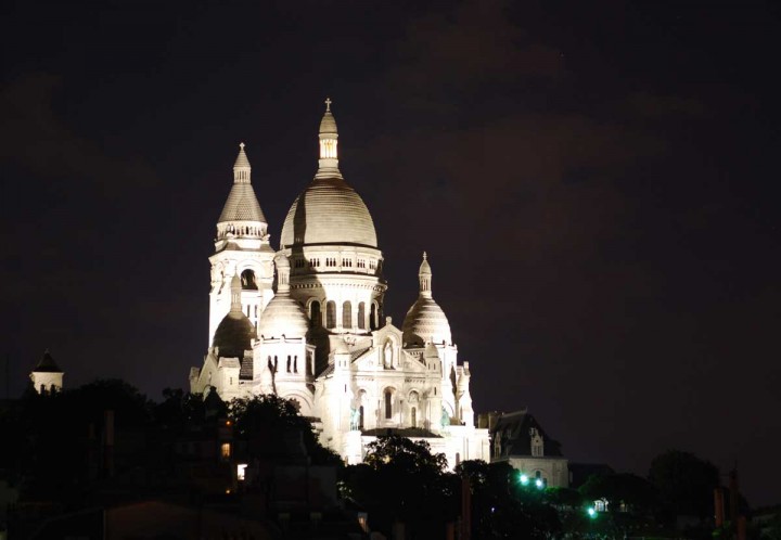 Montmartre, Paris: Eine Nachtaufnahme – Anemina Travels