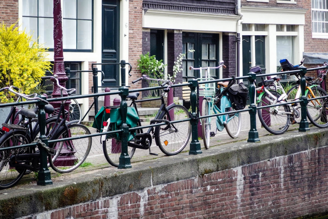 In Amsterdam gibt es mehr Fahrräder als Einwohner. Zu sehen sind sie überall - hier festgekettet an einem Grachtengeländer.