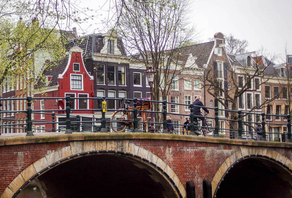 Amsterdam und seine Klischees Radfahrer auf einer Brücker