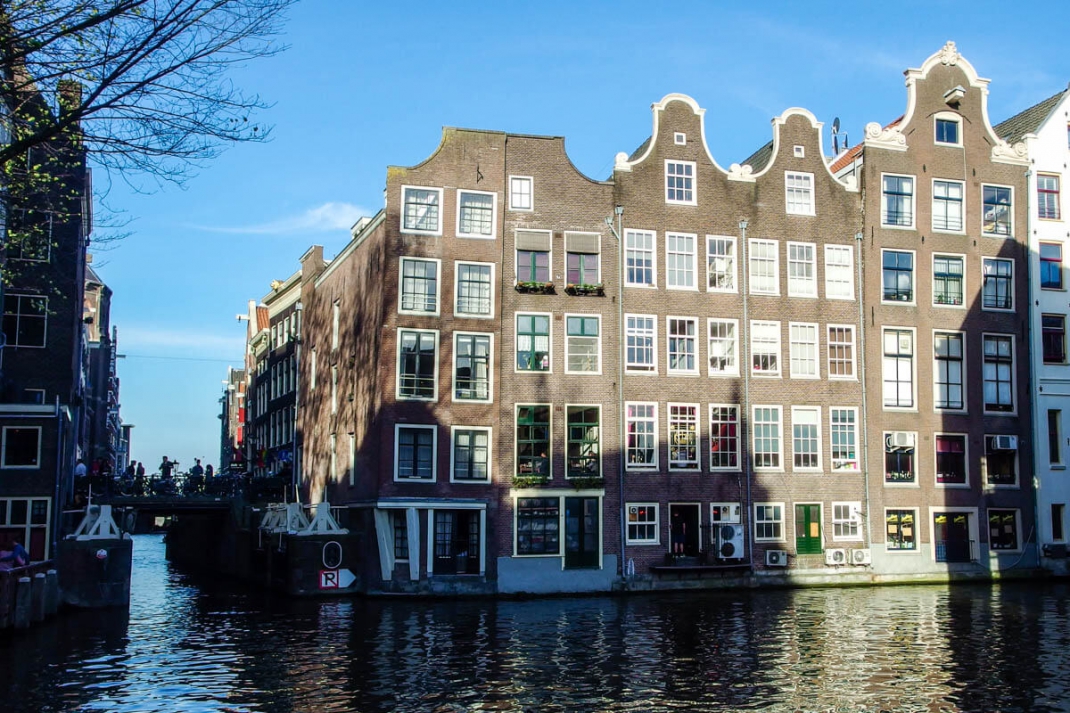 Amsterdam und seine Klischees Wohnen am Wasser Häuserfronten an einer Gracht