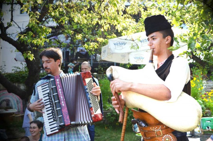 Dancing to traditional Bulgarian live music