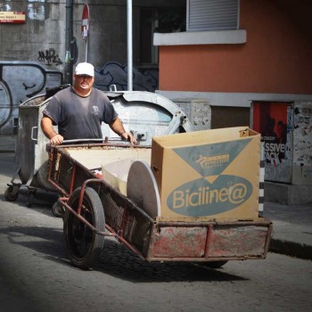 Sofia, Bulgarien: Ein Müllsammler schiebt seine Ausbeute über die Straße.