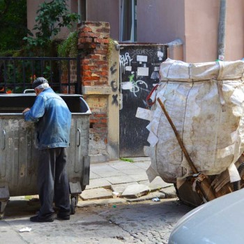 Sofia, Bulgarien: Ein Müllsammler durchsucht den Restmüll nach Plastikflaschen. Die verkauft er für wenige Cent an eine Recyclingfirma.