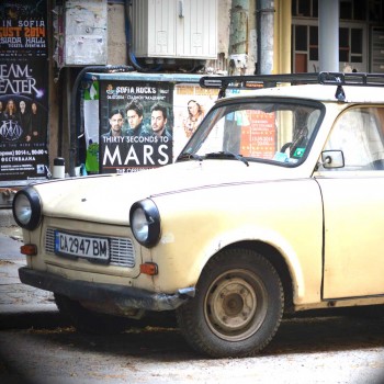 Wie aus der Zeit gefallen: Ein Trabant parkt am Straßenrand in der Innenstadt von Sofia, Bulgarien.