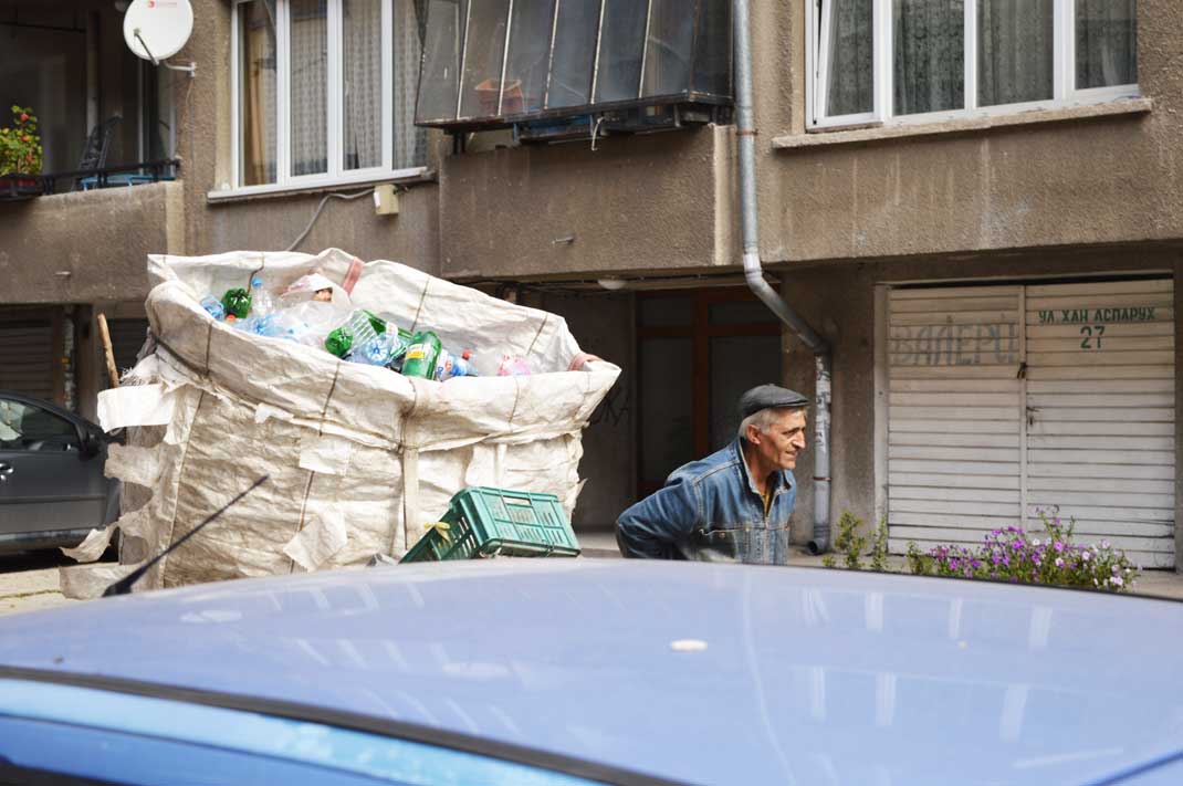 Ein Leben vom Müll: Dimitar mit seiner Schubkarre voller Plastikmüll