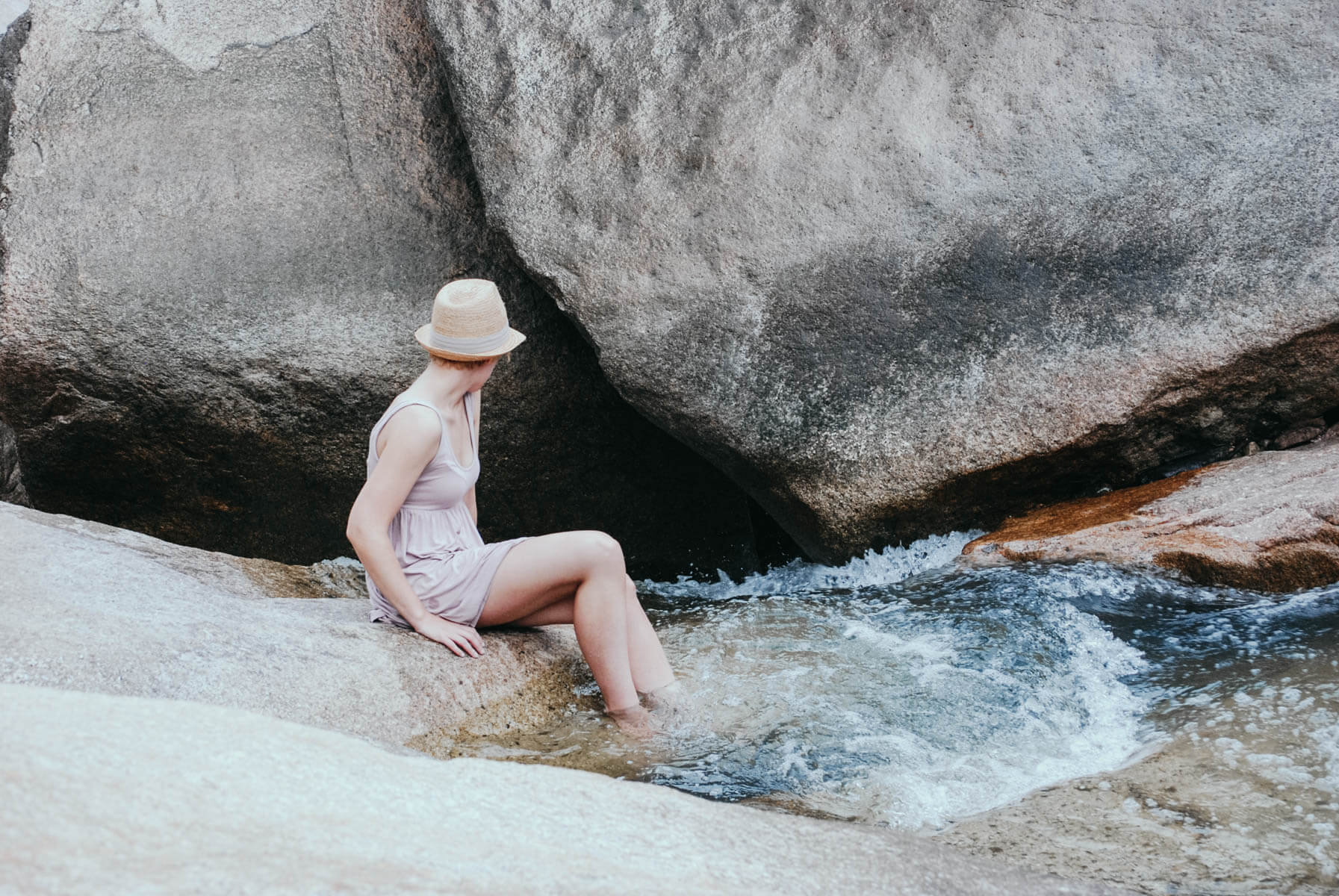 Warum wir aufhören sollten alleine zu reisen Frau badet Füße im Wasserfall