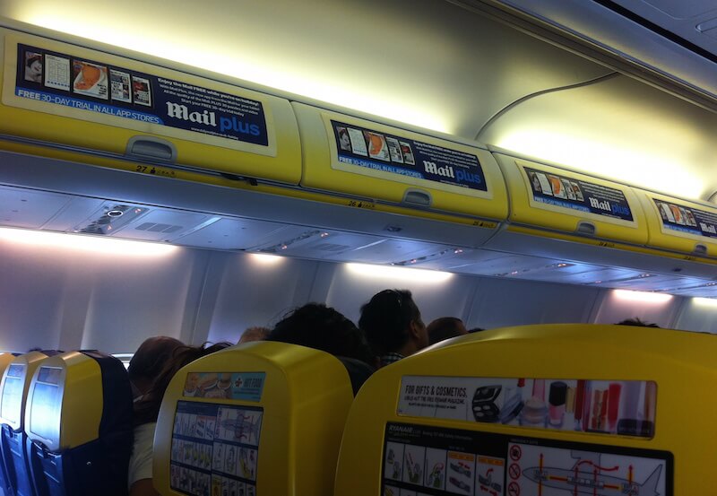 Keine Party mehr im Flugzeug: Ryanair will auf der Strecke Glasgow-Ibiza ab sofort das Handgepäck von Fluggästen nach Alkohol durchsuchen.
