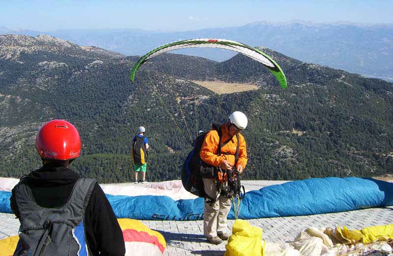 Ölüdeniz-Paragliding-in-Ölüdeniz-am-Babadag-Türkei-Start-am-Gipfel2