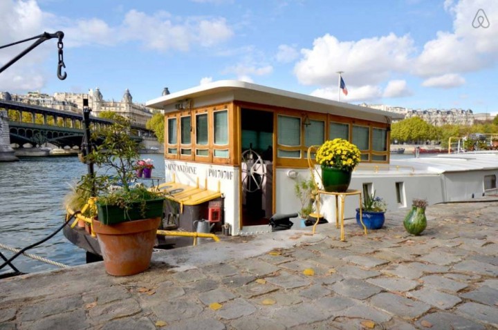 Besondere-Airbnb-unterkünfte-in-Europa-Hausboot-Paris-Außenansicht
