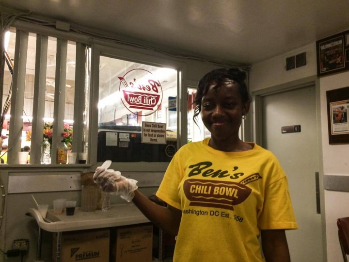Bedienung in Bens Chili Bowl Washington DC