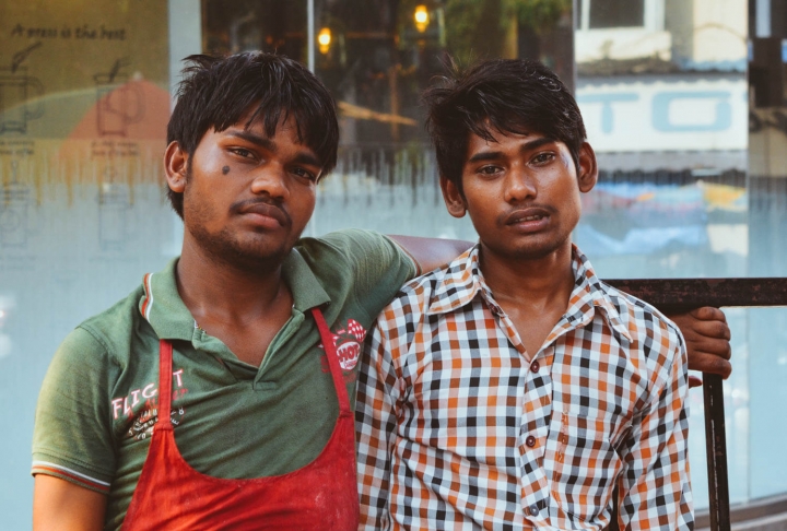 Indien in Bildern Best Friends - zwei junge Männer posieren fürs Foto