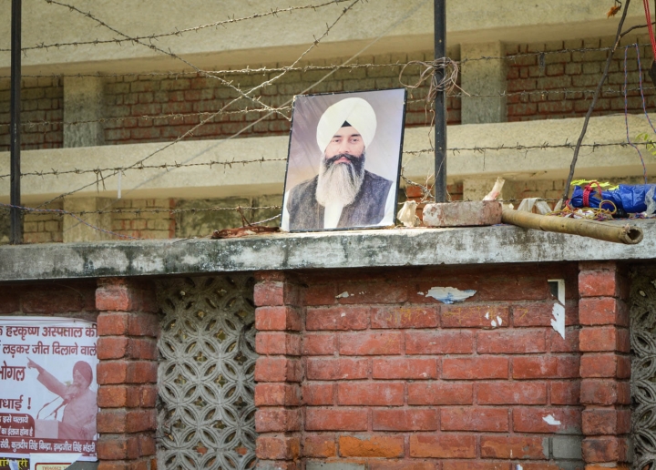 Indien in Bildern Ein Heiligenporträt auf den Straßen von Delhi