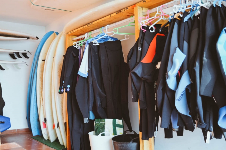 Planet Surfcamps Fuerteventura Wetsuits und Surfboards in der Garage