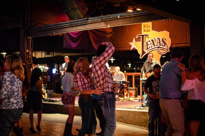 Billy Bobs Texas-Im größten Honky Tonk von Texas in Fort Worth gibt es jeden Abend Live-Musik und Tanz