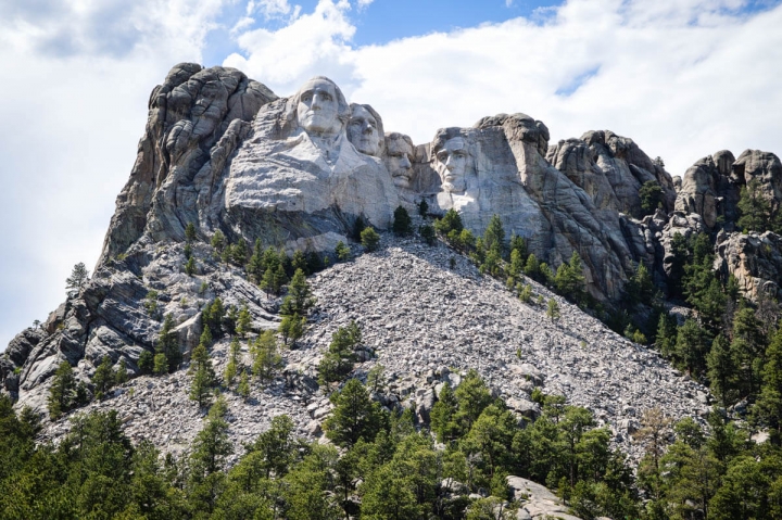 Mount Rushmore National Memorial mit den in Stein gehauenen Gesichtern der Präsidenten Lincoln Jefferson Roosevelt und Washington