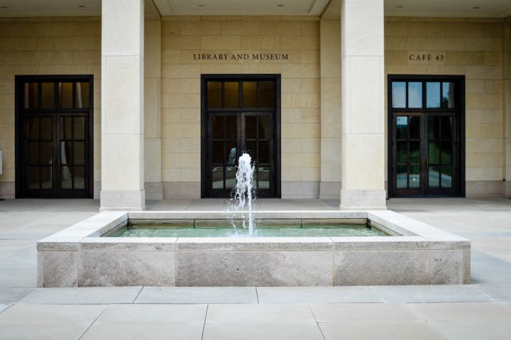 Dallas Texas Miniguide Sightseeing George W Bush Museum und Library Brunnen