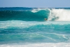 Hawaii Inselhopping Guide: An der North Shore von Oahu surft ein Wellenreiter eine Welle