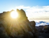 Inselhopping-Guide Hawaii Welche Insel ist die richtige für dich Maui Sonne scheint durch einen Fels