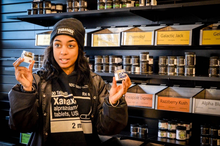 Portland Oregon Tipps Verkäuferin im Weed Shop Nectaur auf der Mississippi Avenue