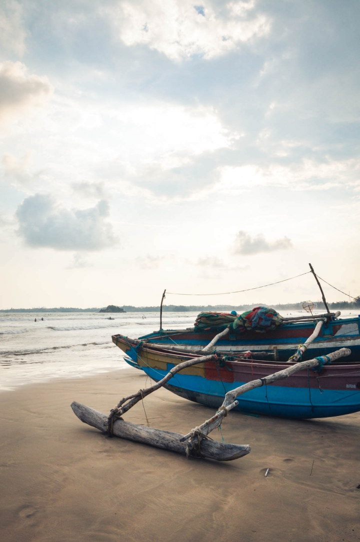 Surf eat sleep repeat Sri Lanka Boot am Strand von Weligama