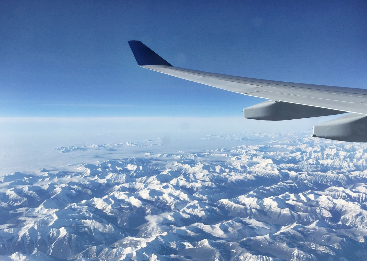 Blick auf die Rocky Mountains aus dem Flugzeug