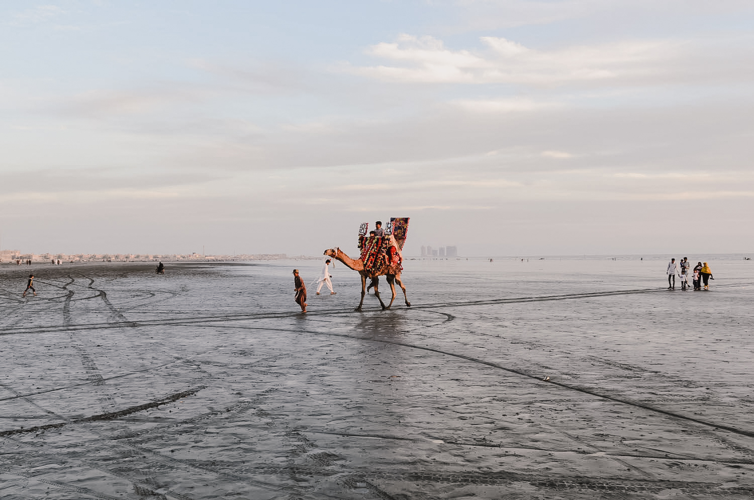 Backpacking in Pakistan Bunt geschmückte Kamele an einem Strand im Süden Pakistans Foto: Anne Steinbach und Clemens Sehi